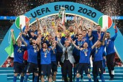 上一届的欧洲杯是为了纪念欧洲杯60周年而在多个国家举行